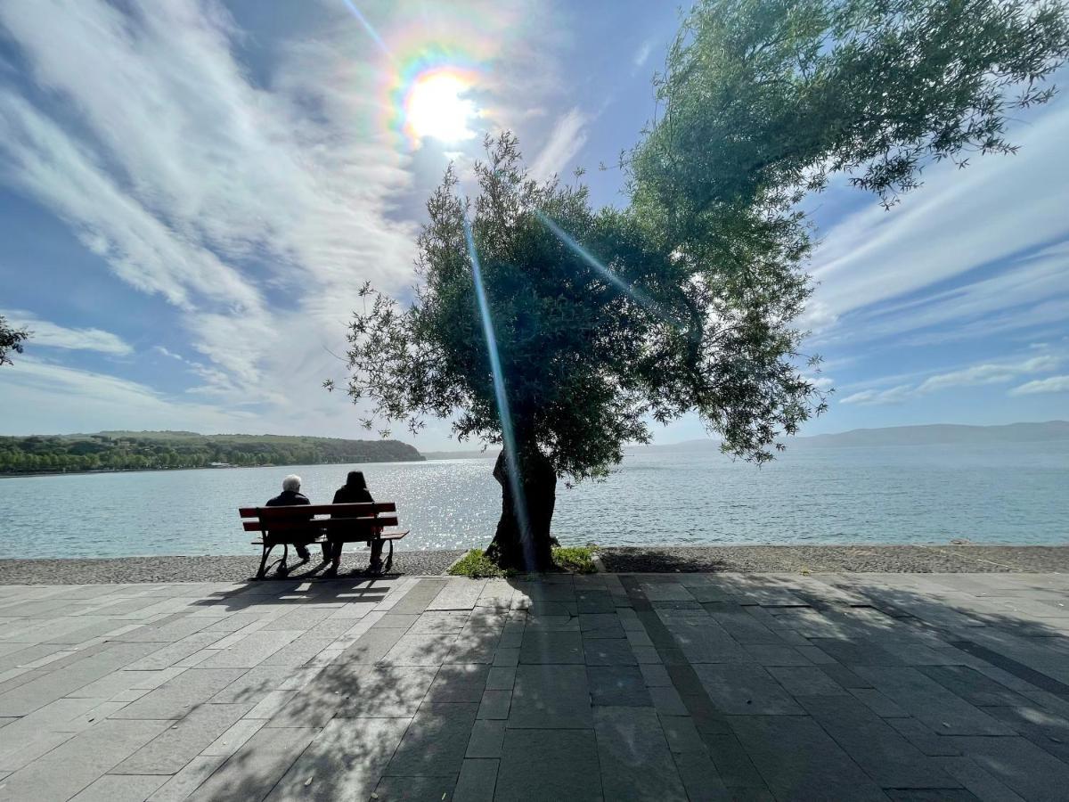 Luminoso Appartamento Sul Lago - Lake Court Ангуилара Сабация Екстериор снимка