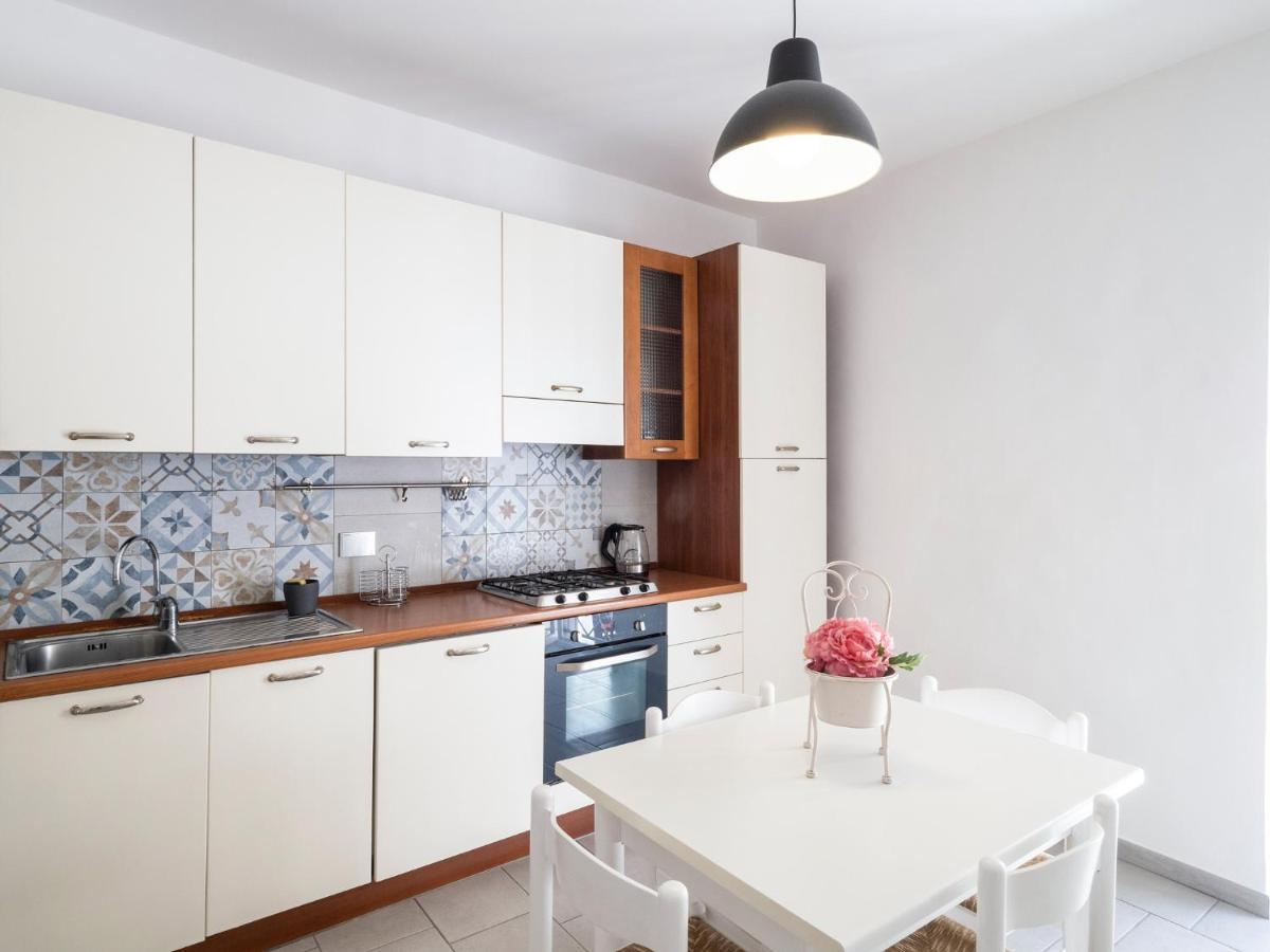 Luminoso Appartamento Sul Lago - Lake Court Ангуилара Сабация Екстериор снимка